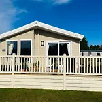 Heathery Lodge With Hot Tub